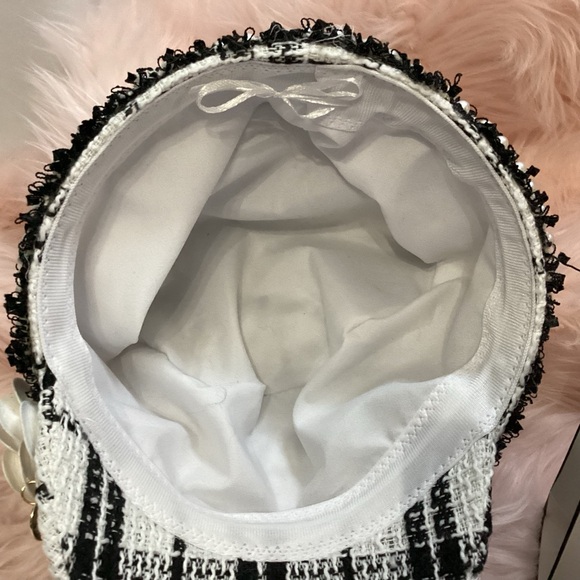 Chanel bundle with fashion hat, double sided mirror, shopping bag & 3 parfumes - Picture 10 of 10